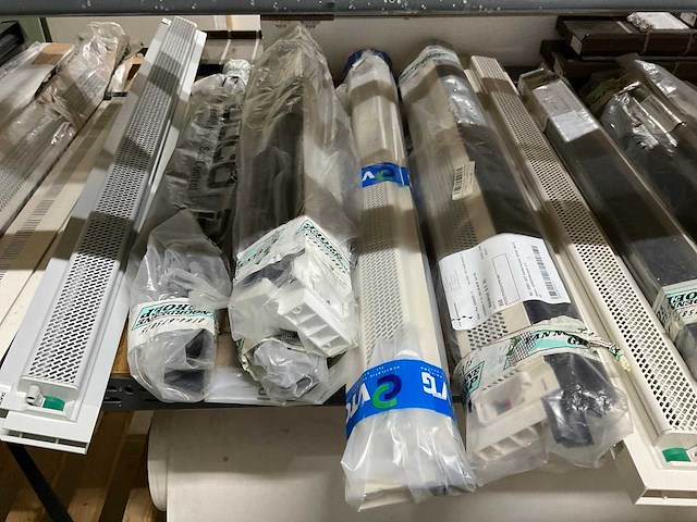 Stelling met inhoud waaronder; ventilatieroosters en vensterbanken - afbeelding 2 van  15