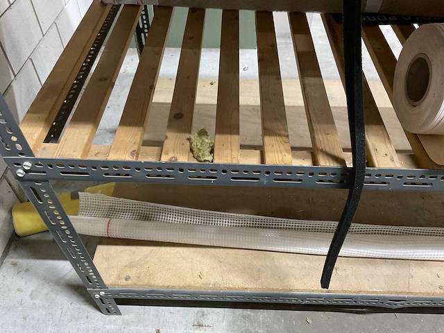 Stelling met inhoud waaronder; ventilatieroosters en vensterbanken - afbeelding 5 van  15