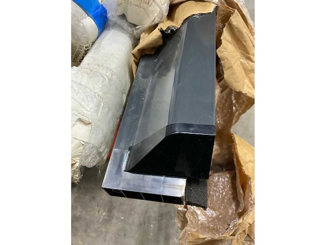 Stelling met inhoud waaronder; ventilatieroosters en vensterbanken - afbeelding 6 van  15