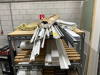 Stelling met inhoud waaronder; ventilatieroosters en vensterbanken - afbeelding 7 van  15