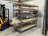 Stelling met inhoud waaronder; ventilatieroosters en vensterbanken - afbeelding 1 van  15