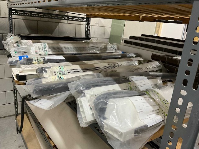 Stelling met inhoud waaronder; ventilatieroosters en vensterbanken - afbeelding 8 van  15