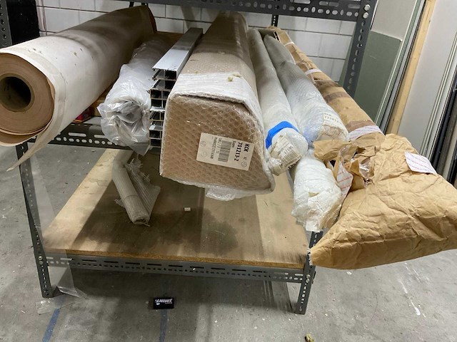 Stelling met inhoud waaronder; ventilatieroosters en vensterbanken - afbeelding 9 van  15