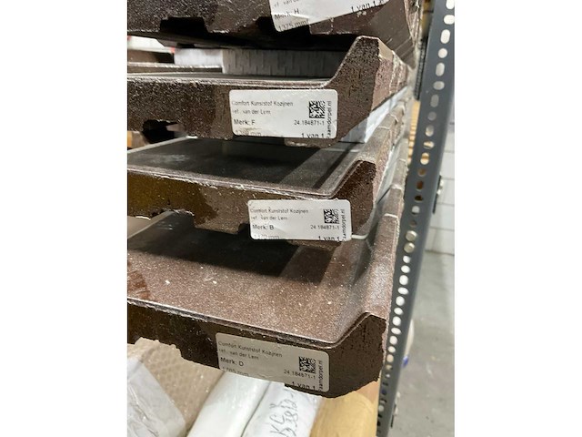 Stelling met inhoud waaronder; ventilatieroosters en vensterbanken - afbeelding 14 van  15