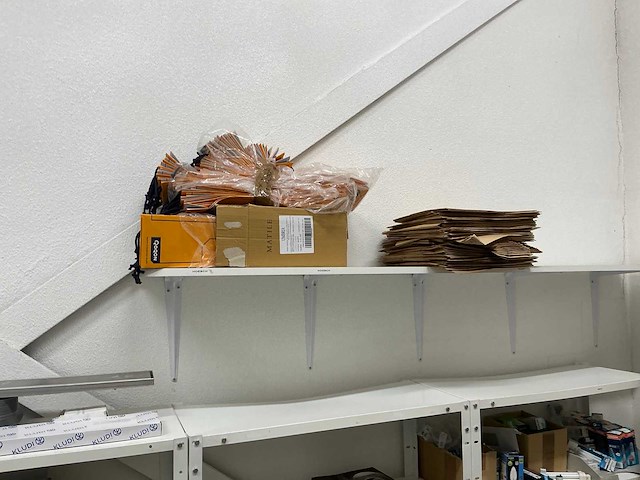 Stelling met sanitair benodigdheden - afbeelding 10 van  20