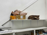 Stelling met sanitair benodigdheden - afbeelding 10 van  20