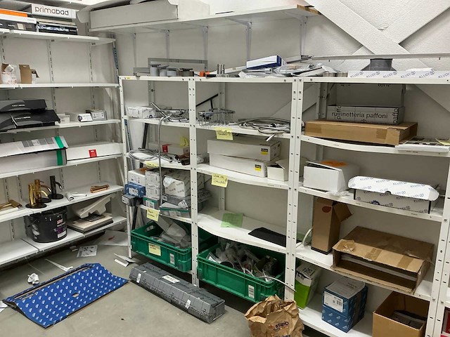 Stelling met sanitair benodigdheden - afbeelding 12 van  20