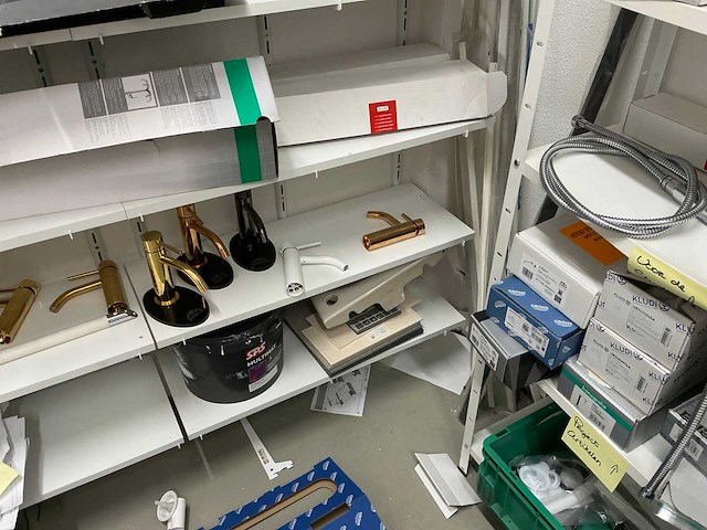 Stelling met sanitair benodigdheden - afbeelding 20 van  20