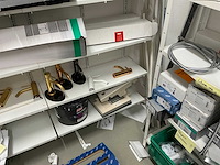 Stelling met sanitair benodigdheden - afbeelding 20 van  20
