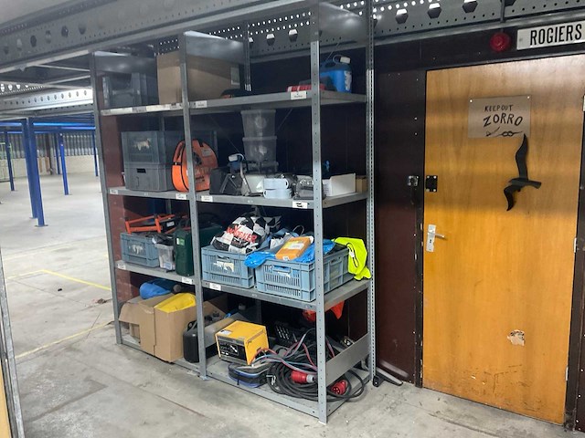 Stelling met werkplaatsinventaris - afbeelding 1 van  9