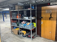 Stelling met werkplaatsinventaris - afbeelding 1 van  9