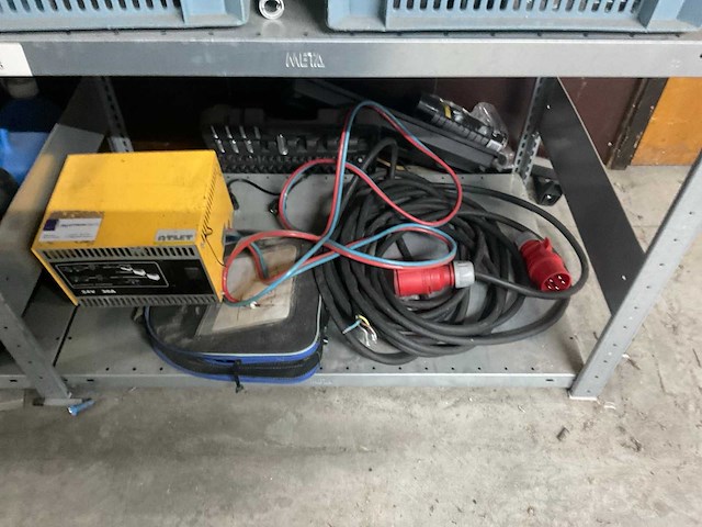 Stelling met werkplaatsinventaris - afbeelding 2 van  9