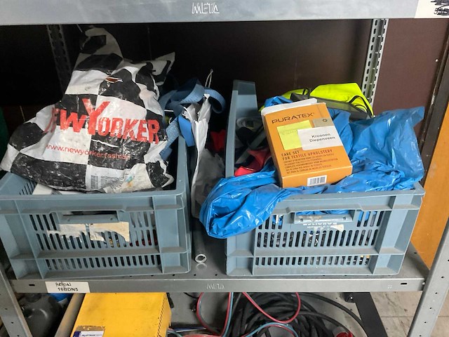 Stelling met werkplaatsinventaris - afbeelding 3 van  9