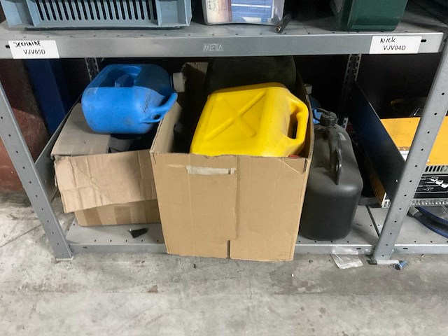 Stelling met werkplaatsinventaris - afbeelding 9 van  9