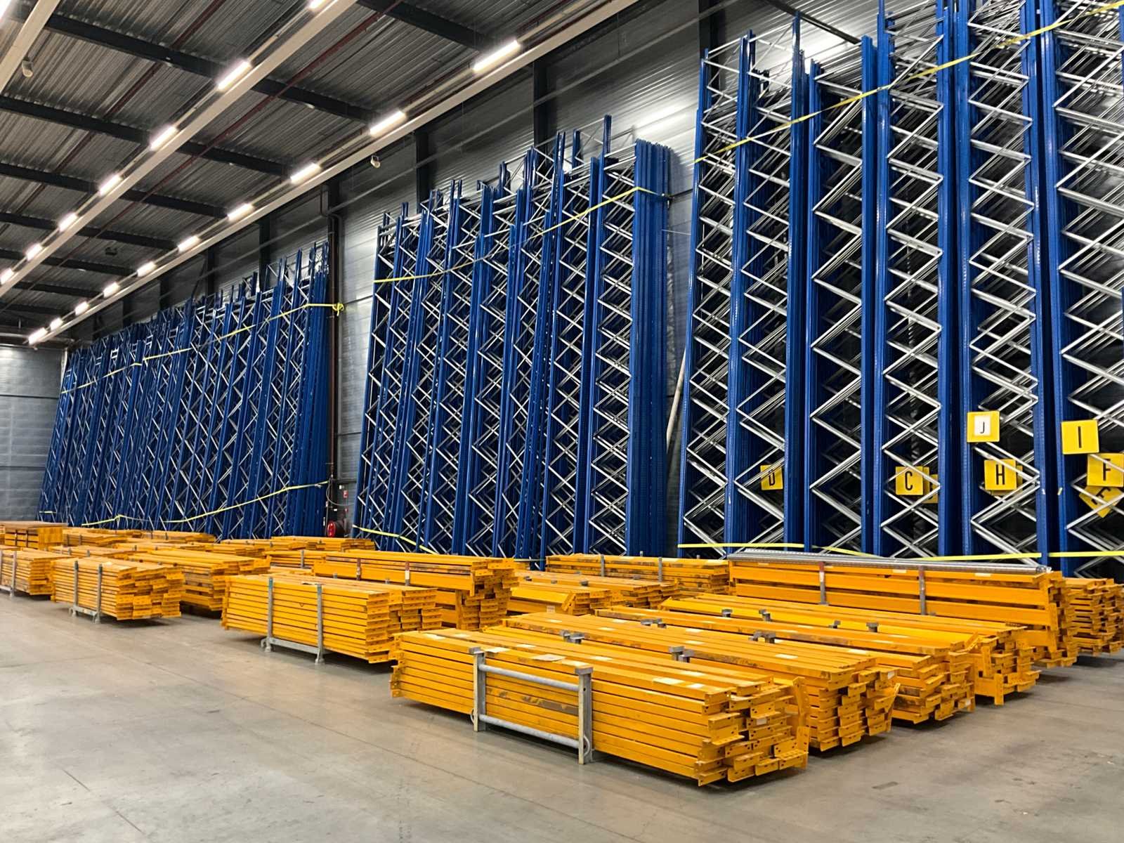 Stellingen, bouwunits, bouwmaterialen en een 2-delige papierrollen-inpakstraat.