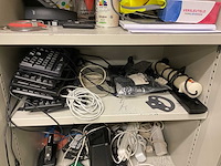 Stellingen met computeronderdelen en diverse goederen - afbeelding 1 van  2