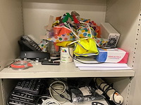Stellingen met computeronderdelen en diverse goederen - afbeelding 10 van  12