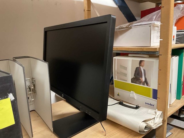 Stellingen met computeronderdelen en diverse goederen - afbeelding 3 van  12