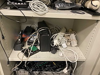 Stellingen met computeronderdelen en diverse goederen - afbeelding 8 van  12