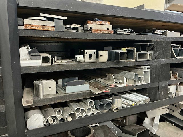 Stellingkast met reststukken staal, rvs en aluminium - afbeelding 2 van  11