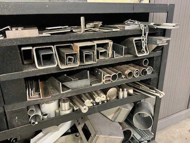 Stellingkast met reststukken staal, rvs en aluminium - afbeelding 3 van  11