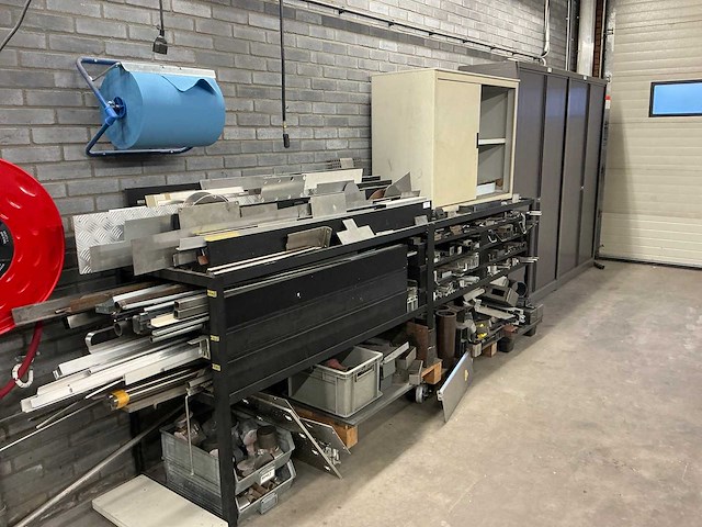 Stellingkast met reststukken staal, rvs en aluminium - afbeelding 1 van  11