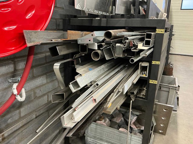 Stellingkast met reststukken staal, rvs en aluminium - afbeelding 5 van  11