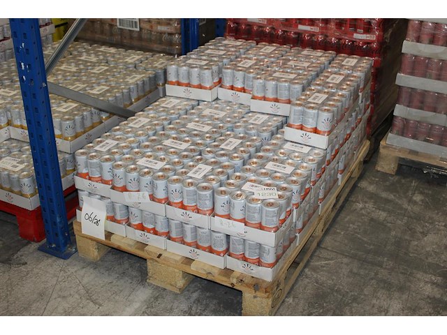 Stelz peach hard seltzer 696 blikken met tht 6-2026. bod is inclusief 87,00 euro statiegeldwaarde - afbeelding 1 van  2