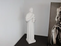 Stenen beeld bisschop met kelk en hostie. hoogte 150 cm