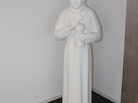 Stenen beeld bisschop met kelk en hostie. hoogte 150 cm - afbeelding 2 van  2
