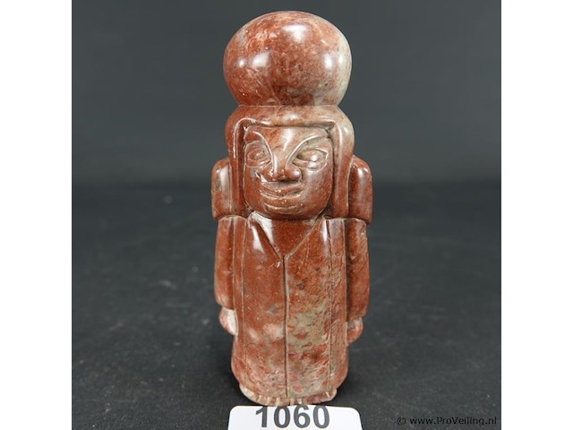 Stenen beeldje, mogelijk gerelateerd aan de sanxingdui-cultuur uit het oude china - afbeelding 1 van  5