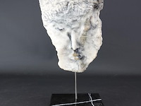 Stenen gezicht sculptuur