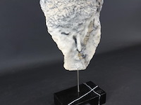 Stenen gezicht sculptuur - afbeelding 2 van  5
