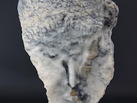 Stenen gezicht sculptuur - afbeelding 3 van  5