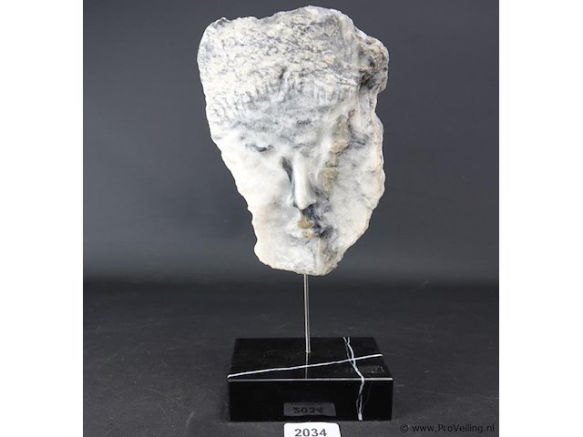 Stenen gezicht sculptuur - afbeelding 1 van  5