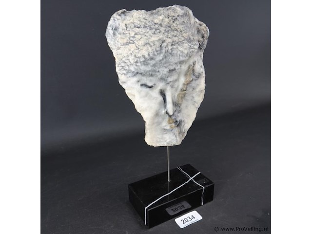 Stenen gezicht sculptuur - afbeelding 2 van  5