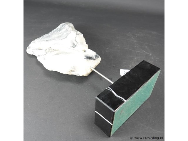 Stenen gezicht sculptuur - afbeelding 5 van  5