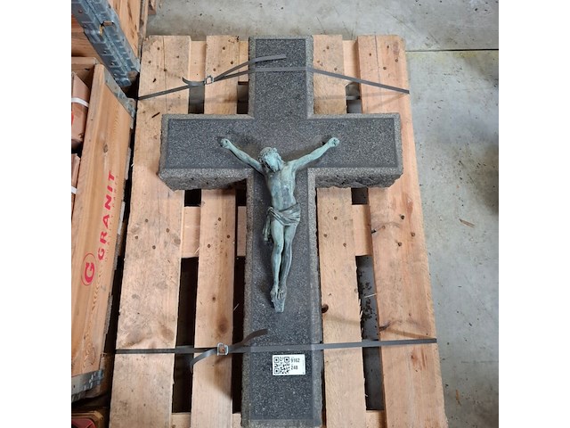 Stenen kruisbeeld - afbeelding 1 van  6