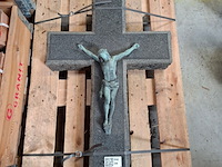 Stenen kruisbeeld - afbeelding 1 van  6