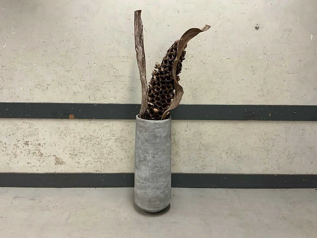 Stenen plantenpot met decoratiestuk - afbeelding 1 van  3