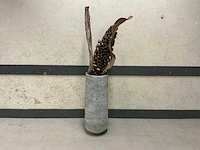 Stenen plantenpot met decoratiestuk