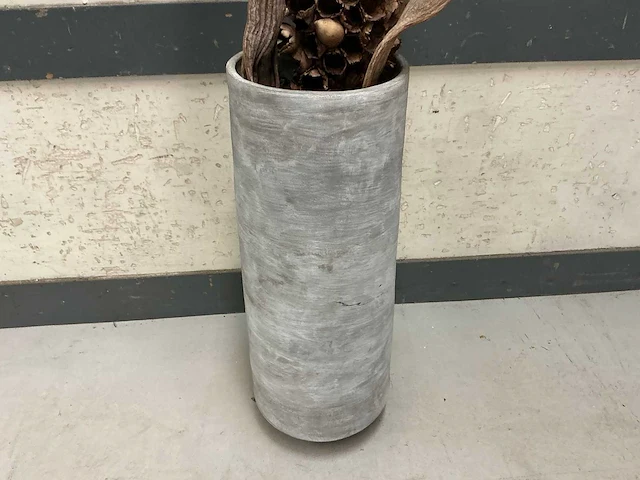 Stenen plantenpot met decoratiestuk - afbeelding 2 van  3