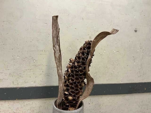 Stenen plantenpot met decoratiestuk - afbeelding 3 van  3