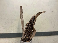 Stenen plantenpot met decoratiestuk - afbeelding 3 van  3
