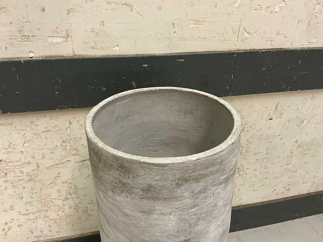 Stenen plantenpot - afbeelding 2 van  2