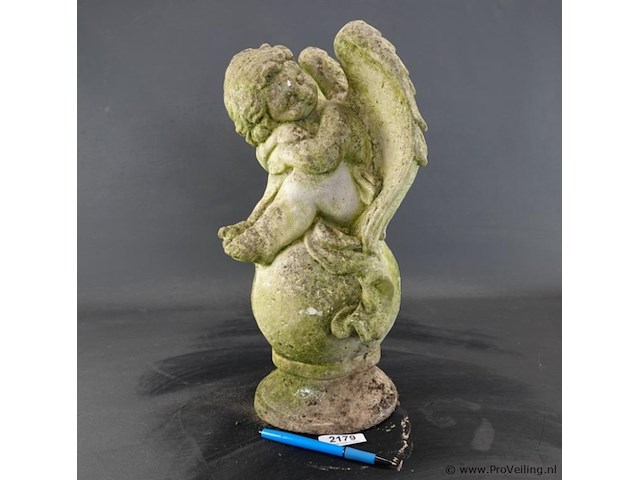 Stenen putto op bol - afbeelding 1 van  5