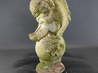 Stenen putto op bol - afbeelding 1 van  5