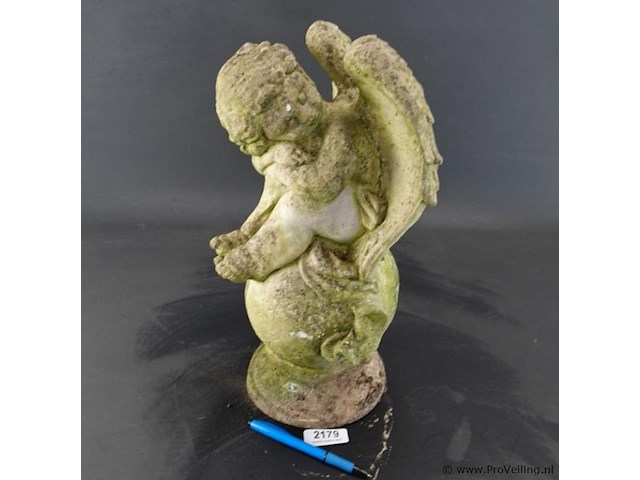 Stenen putto op bol - afbeelding 2 van  5