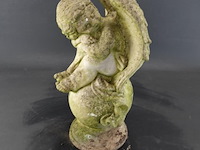 Stenen putto op bol - afbeelding 2 van  5
