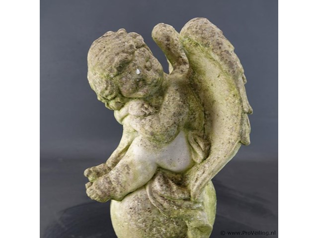 Stenen putto op bol - afbeelding 3 van  5